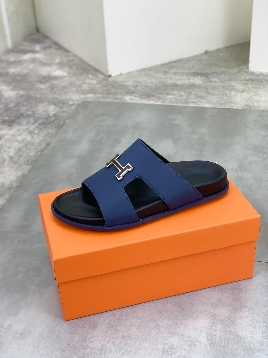 Men's shoes 💰P440 New [HERMES] high-end quality new Hermès slippers, made of imported calfskin, wear-resistant and non-slip rubber outsole. Fashionable and elegant code number: 39-44 (38 45 46 customized)